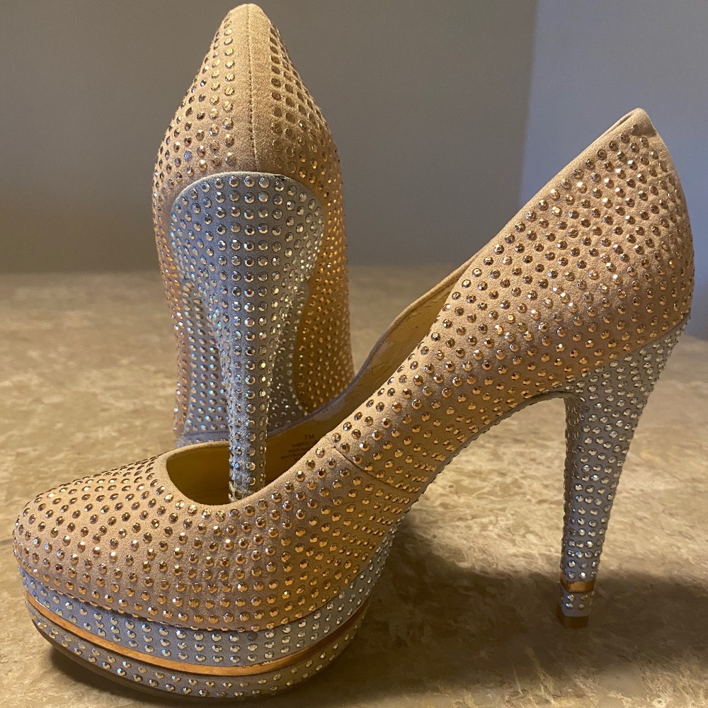 Peach Gianni Bini Heels Gianni. Size 7           SHOE IS FOR SALE.